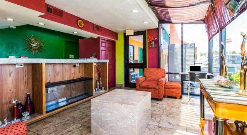 Econo Lodge Inn & Suites Macon North