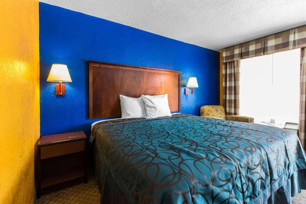 Bed in Econo Lodge Inn & Suites Macon North