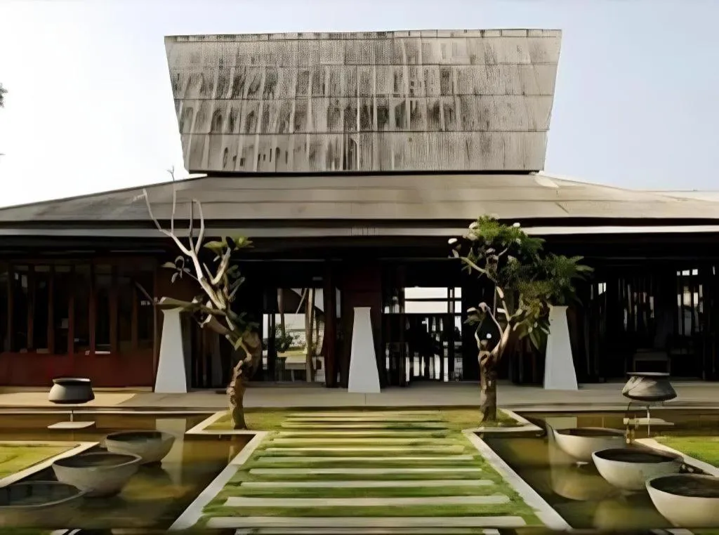 Chivaree Hotel and Resort