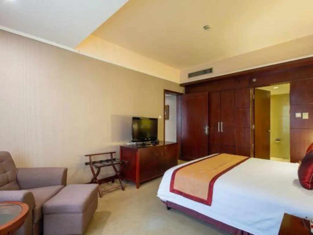 Bed in New Century Pujiang Hotel