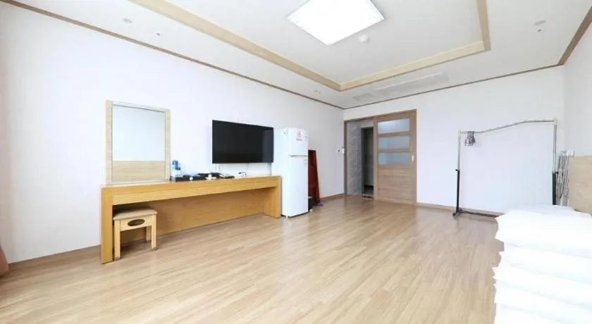 Bed in Jeju Sunbeach Hotel & Resort