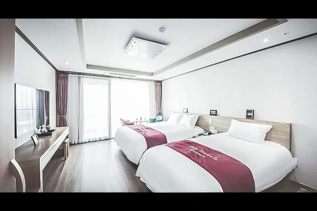 Bed in Jeju Sunbeach Hotel & Resort