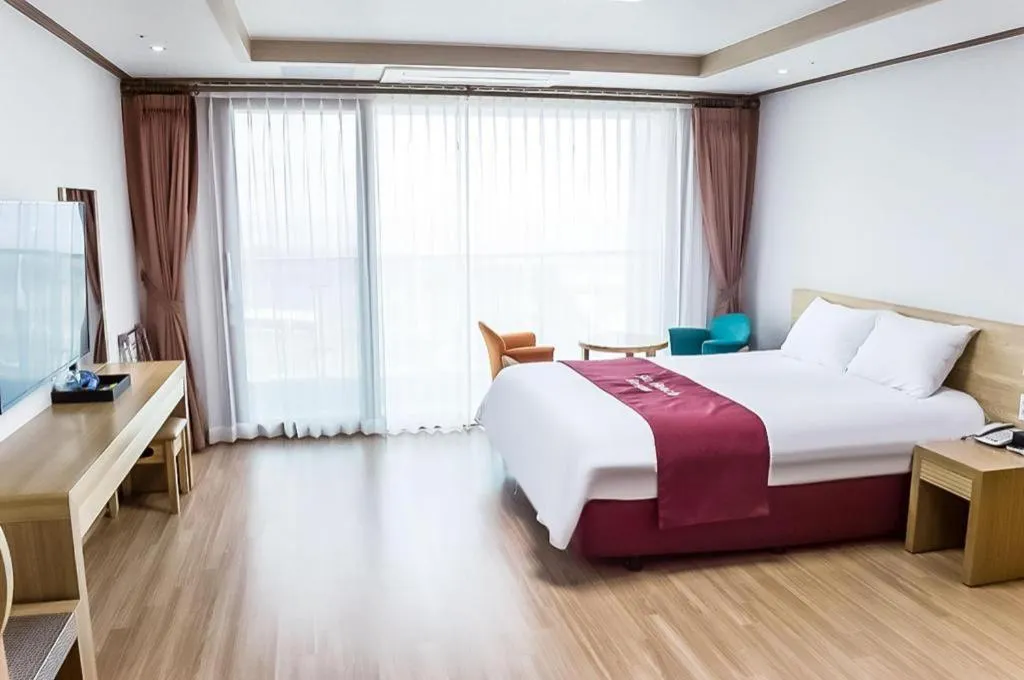 Bed in Jeju Sunbeach Hotel & Resort