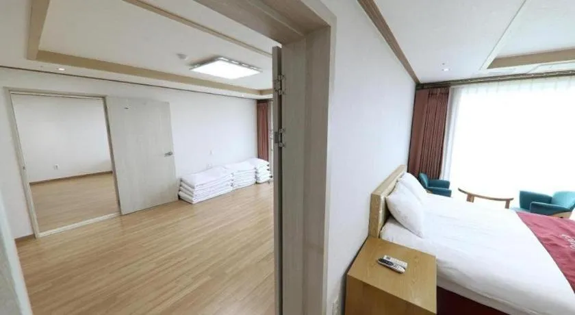 Bed in Jeju Sunbeach Hotel & Resort