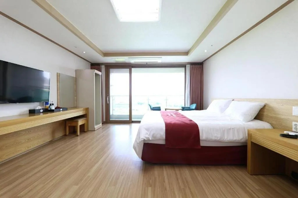Bed in Jeju Sunbeach Hotel & Resort