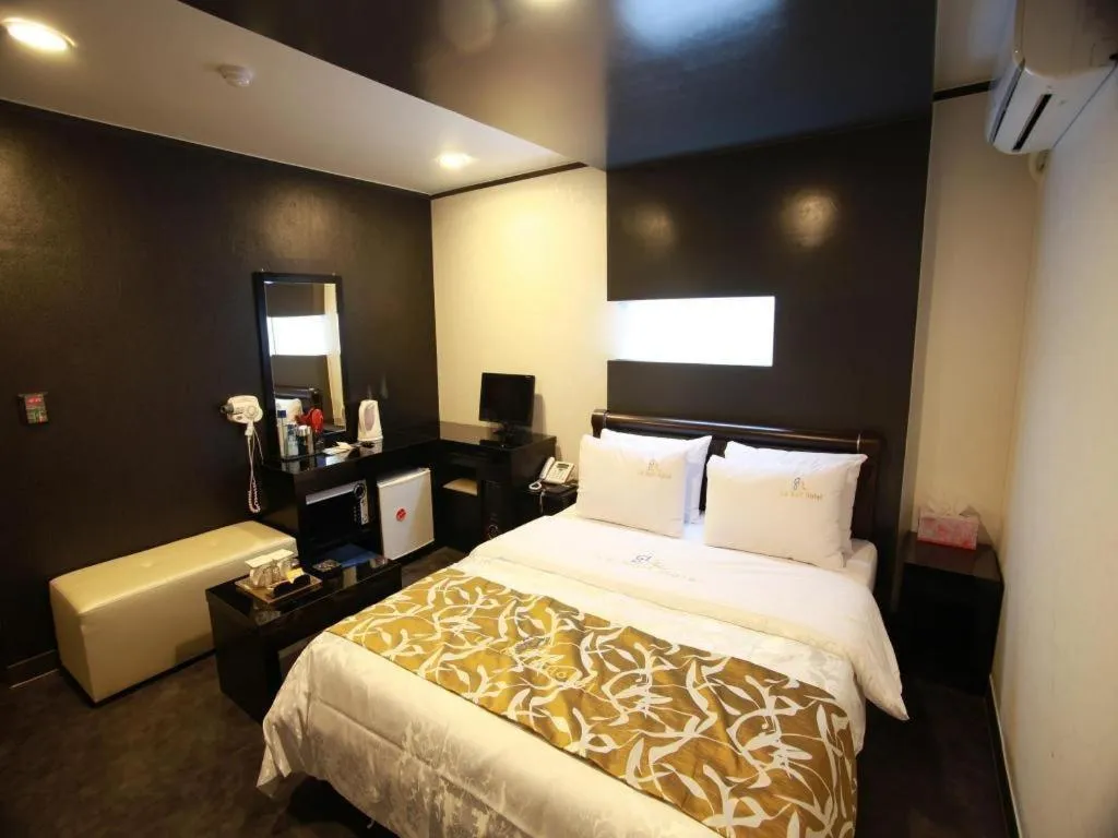 Bed in Goodstay Lanuit Hotel