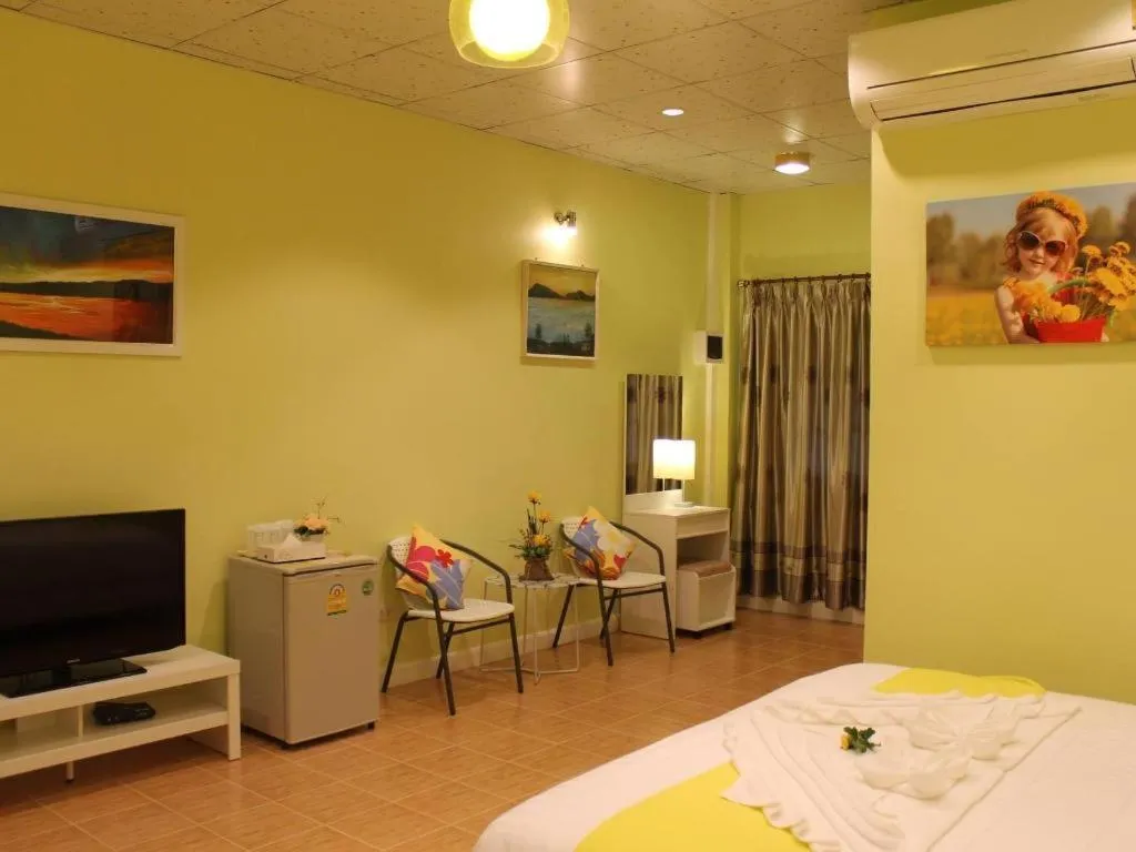 Bed in Chiangkhan Gallery Resort