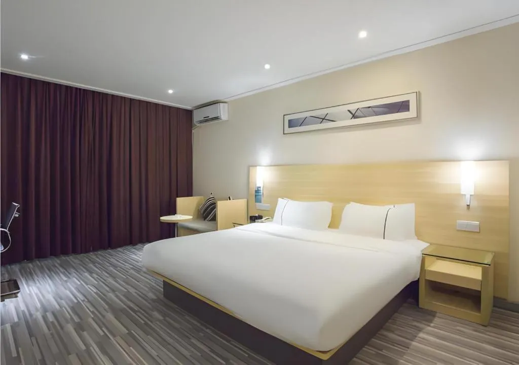 Bed in City Comfort Inn Dongxing National Trade Port
