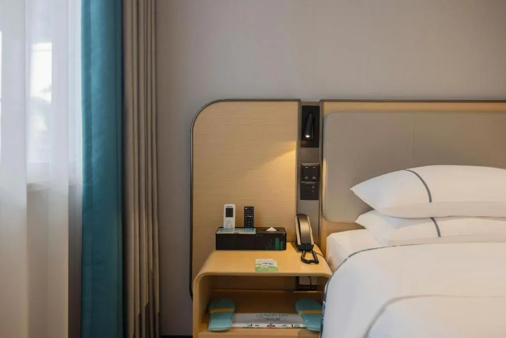 Bed in City Comfort Inn Dongxing National Trade Port