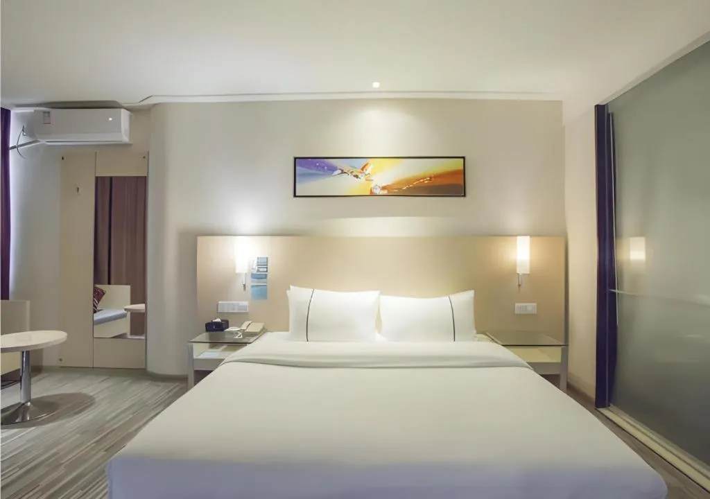 Bed in City Comfort Inn Dongxing National Trade Port