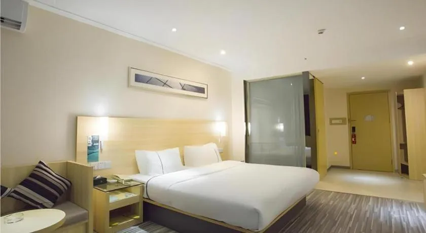 Bed in City Comfort Inn Dongxing National Trade Port