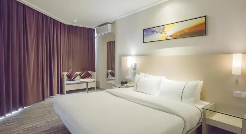 Bed in City Comfort Inn Dongxing National Trade Port