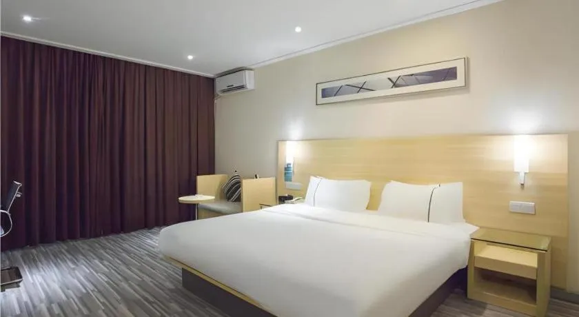 Bed in City Comfort Inn Dongxing National Trade Port