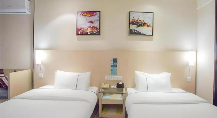 Bed in City Comfort Inn Dongxing National Trade Port