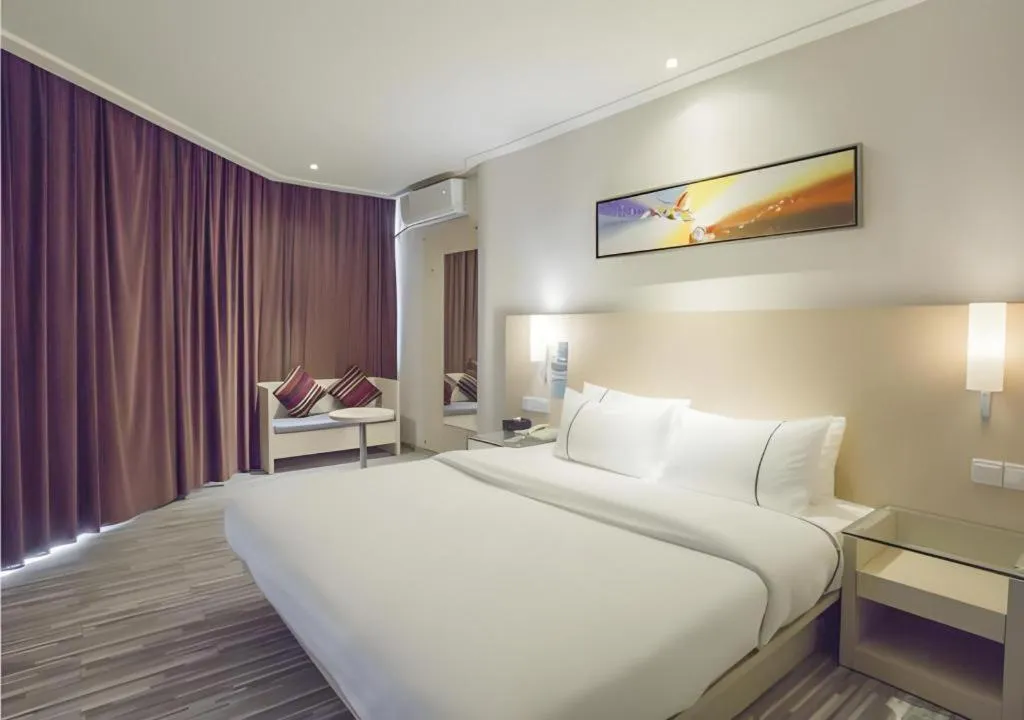 Bed in City Comfort Inn Dongxing National Trade Port