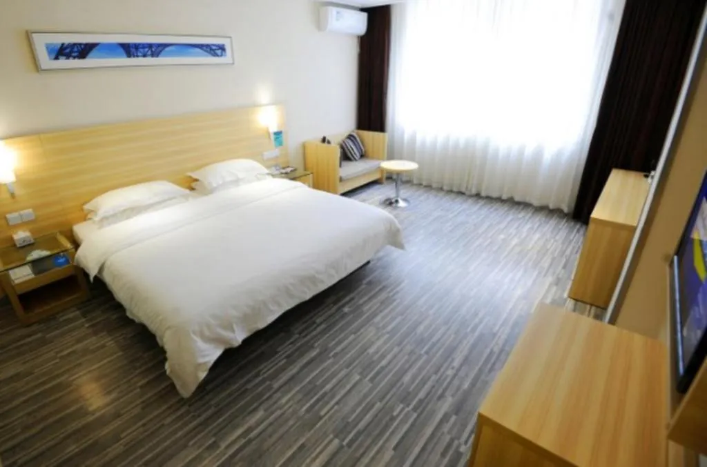 Bed in City Comfort Inn Dongxing National Trade Port