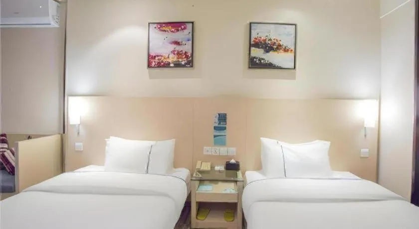 Bed in City Comfort Inn Dongxing National Trade Port