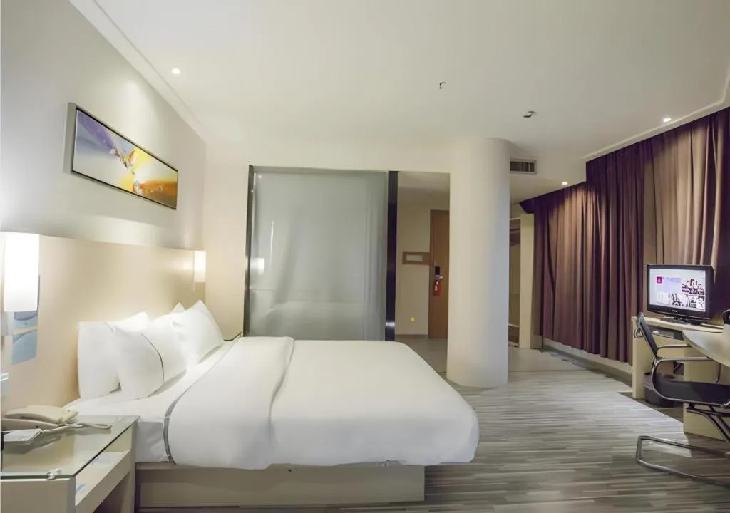 Bed in City Comfort Inn Dongxing National Trade Port