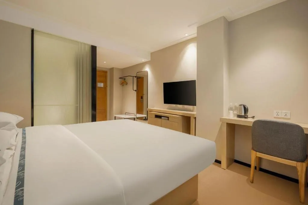 Bed in City Comfort Inn Dongxing National Trade Port