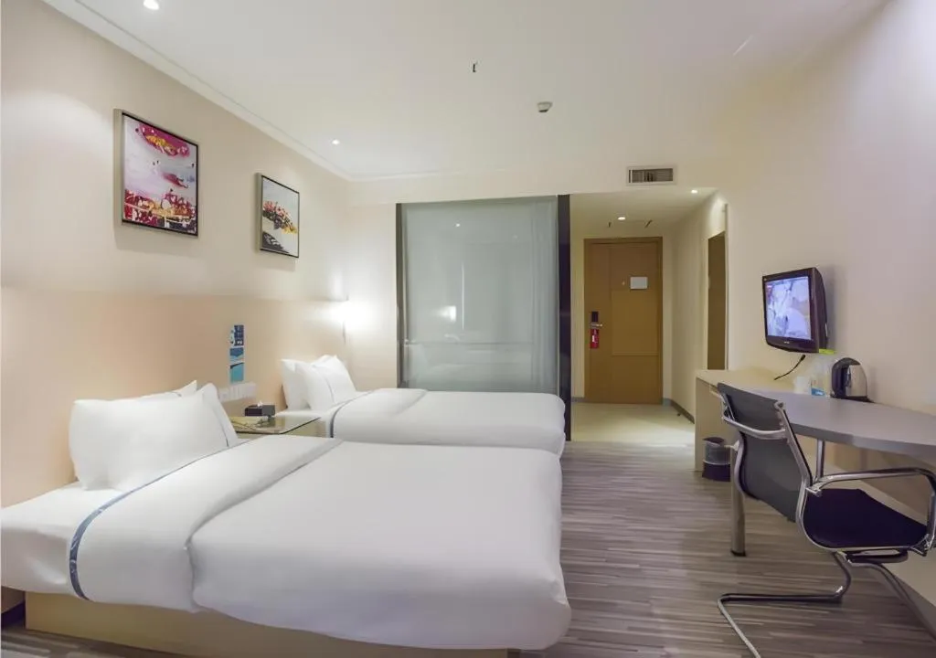 Bed in City Comfort Inn Dongxing National Trade Port