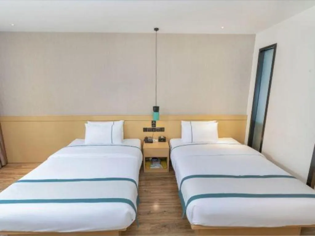 Bed in City Comfort Inn Yulin Wenhua Square Wanda Plaza