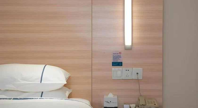 Bed in City Comfort Inn Yulin Wenhua Square Wanda Plaza