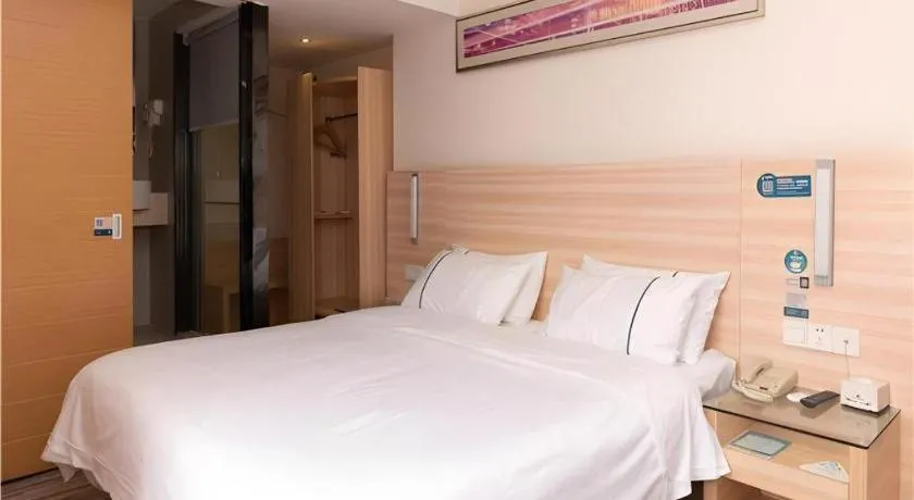 Bed in City Comfort Inn Yongzhou Jinshuiwan