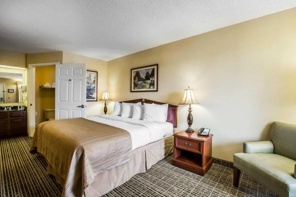 Bed in Quality Inn Bessemer I-20 exit 108