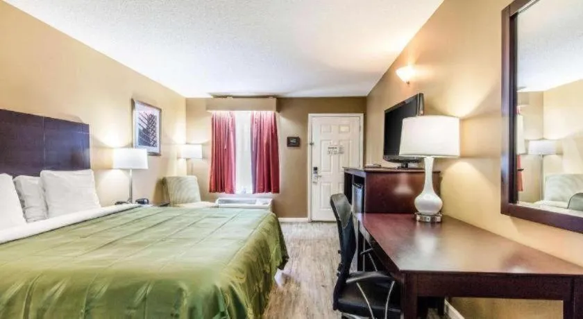 Bed in Quality Inn Bessemer I-20 exit 108