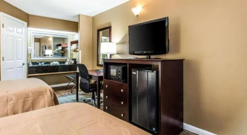 Bed in Quality Inn Bessemer I-20 exit 108