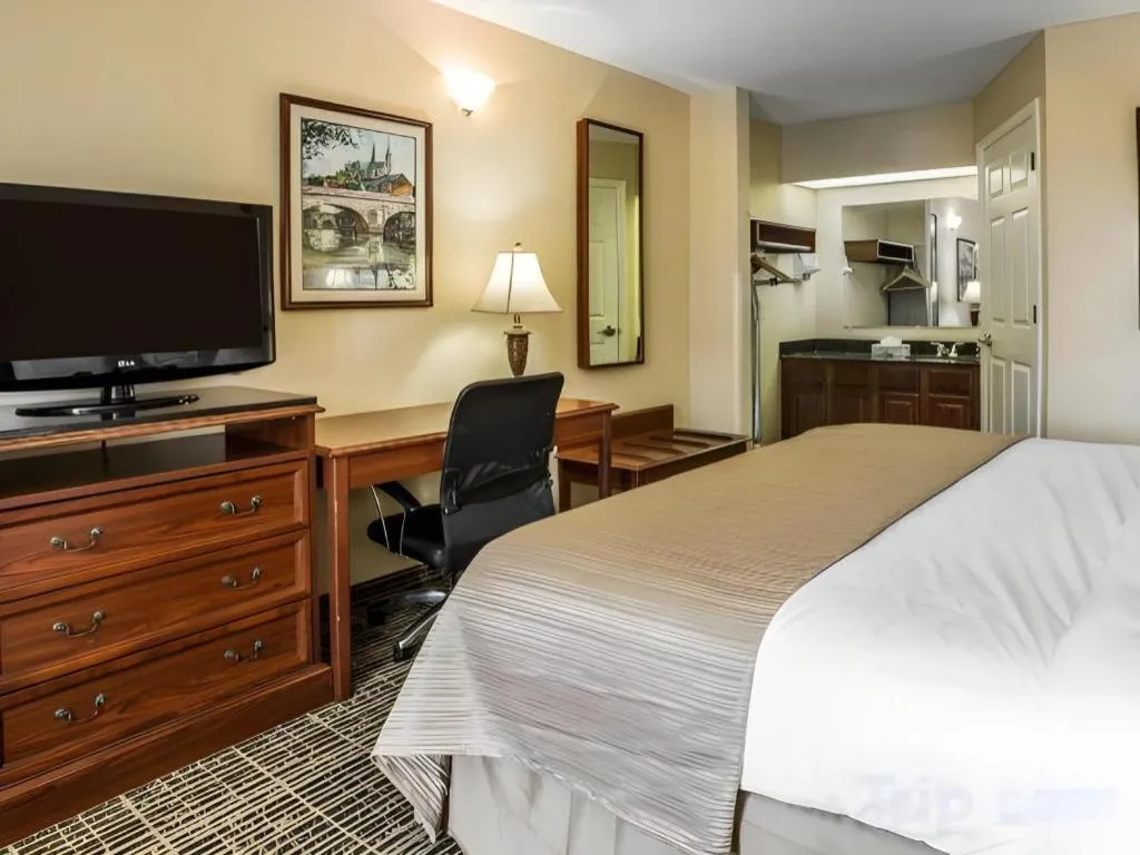 Bed in Quality Inn Bessemer I-20 exit 108