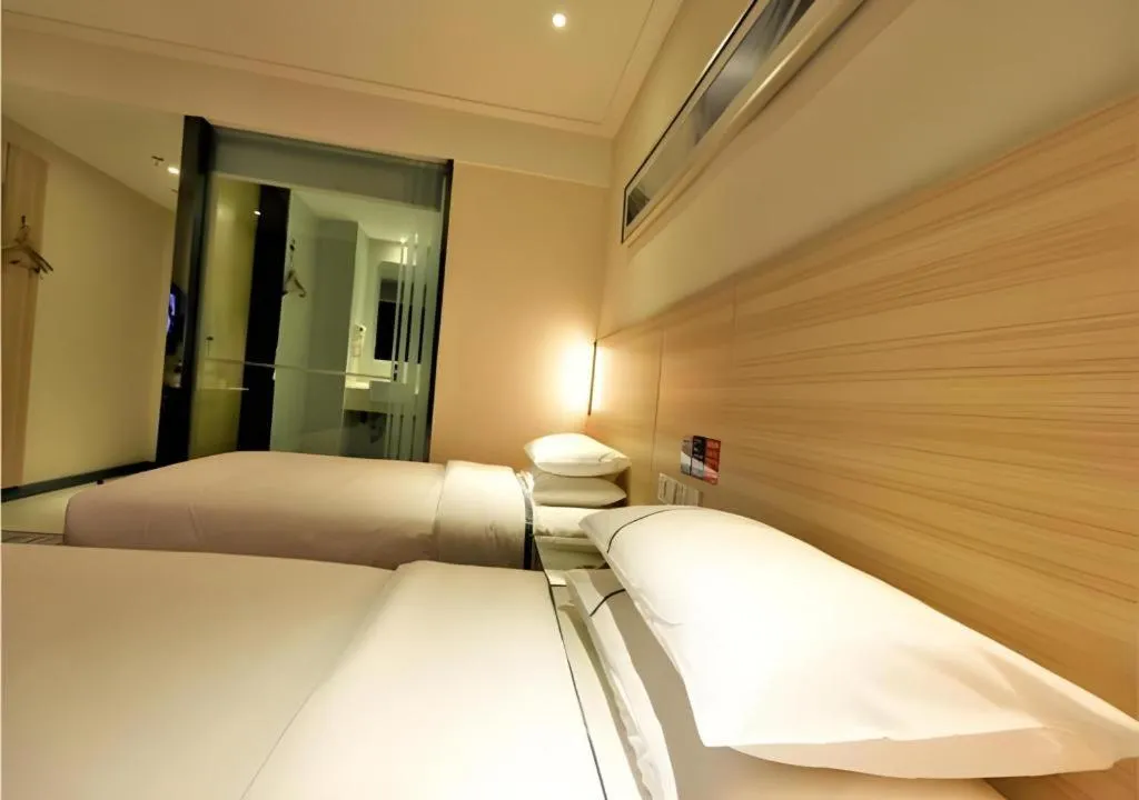 Bed in City Comfort Inn Yichang Gezhouba CBD Shopping Center