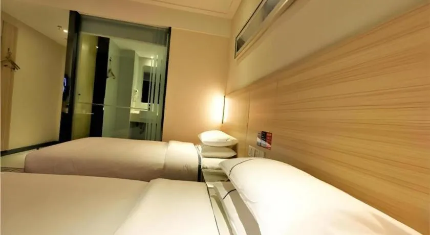 Bed in City Comfort Inn Yichang Gezhouba CBD Shopping Center