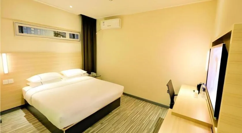 Bed in City Comfort Inn Yichang Gezhouba CBD Shopping Center