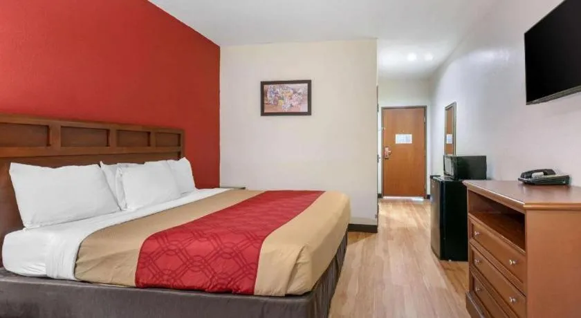 Bed in Econo Lodge Eutaw I-20