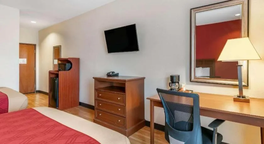 Bed in Econo Lodge Eutaw I-20