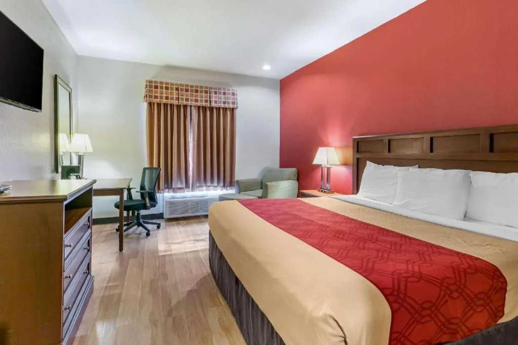 Bed in Econo Lodge Eutaw I-20