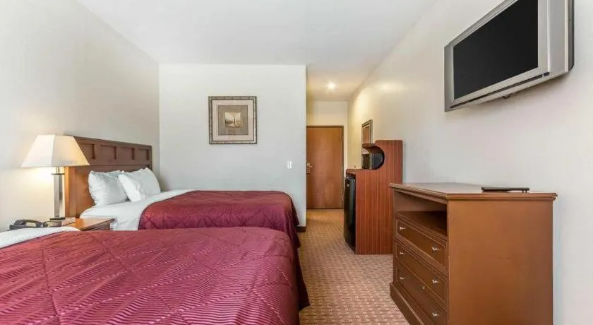 Bed in Econo Lodge Eutaw I-20