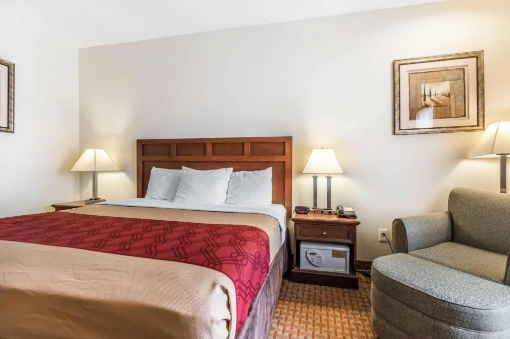 Bed in Econo Lodge Eutaw I-20