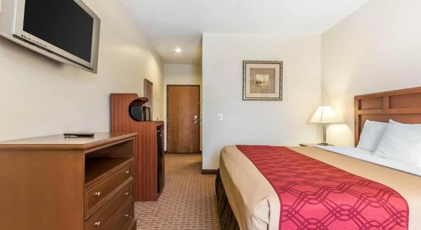 Bed in Econo Lodge Eutaw I-20