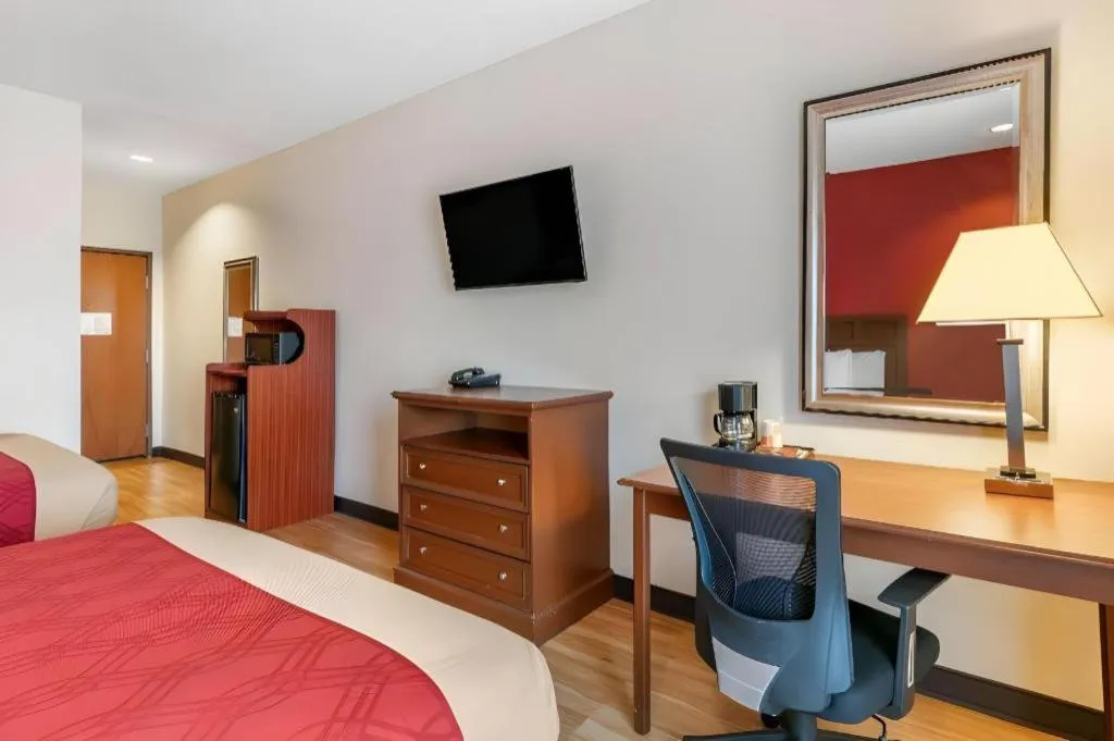 Bed in Econo Lodge Eutaw I-20