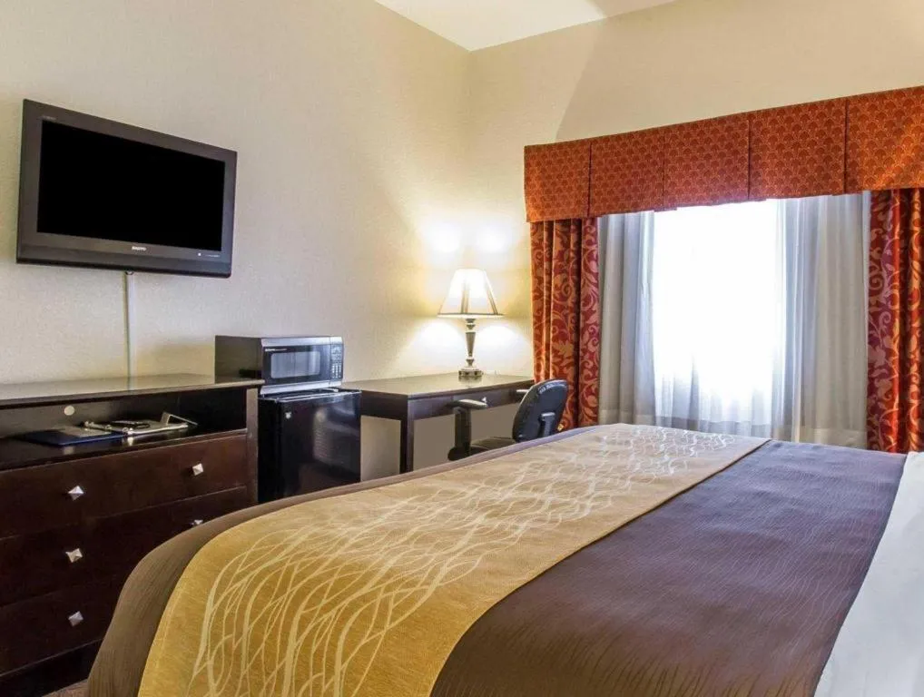 Bed in Comfort Inn & Suites Atoka