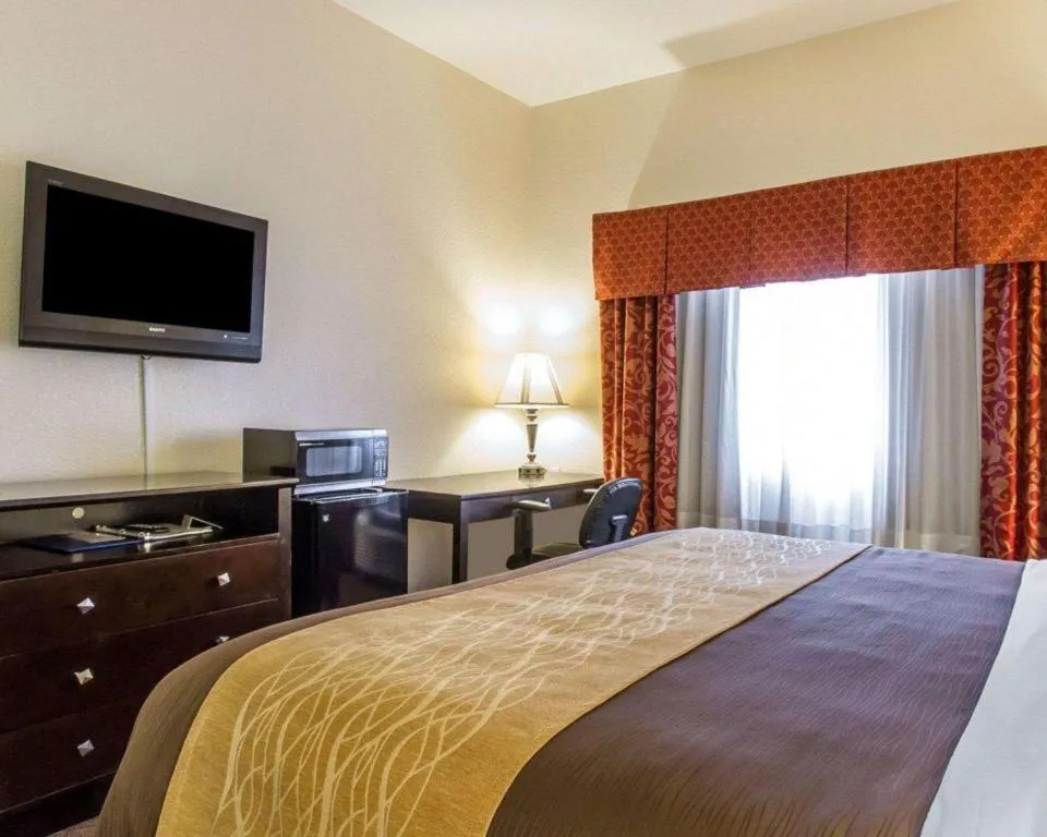 Bed in Comfort Inn & Suites Atoka