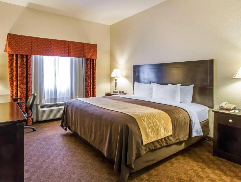 Bed in Comfort Inn & Suites Atoka