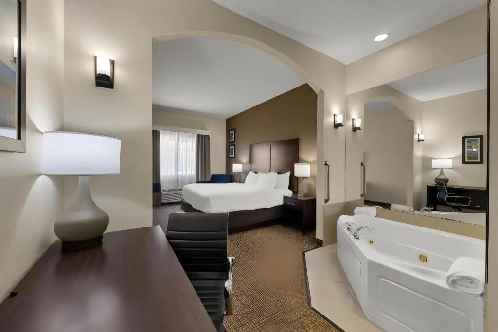 Bed in Comfort Inn & Suites Atoka