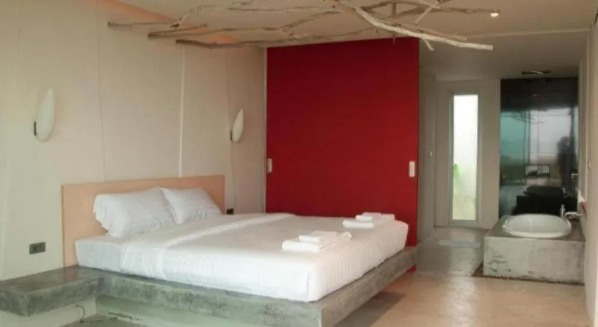 Bed in Red Z The Ocean