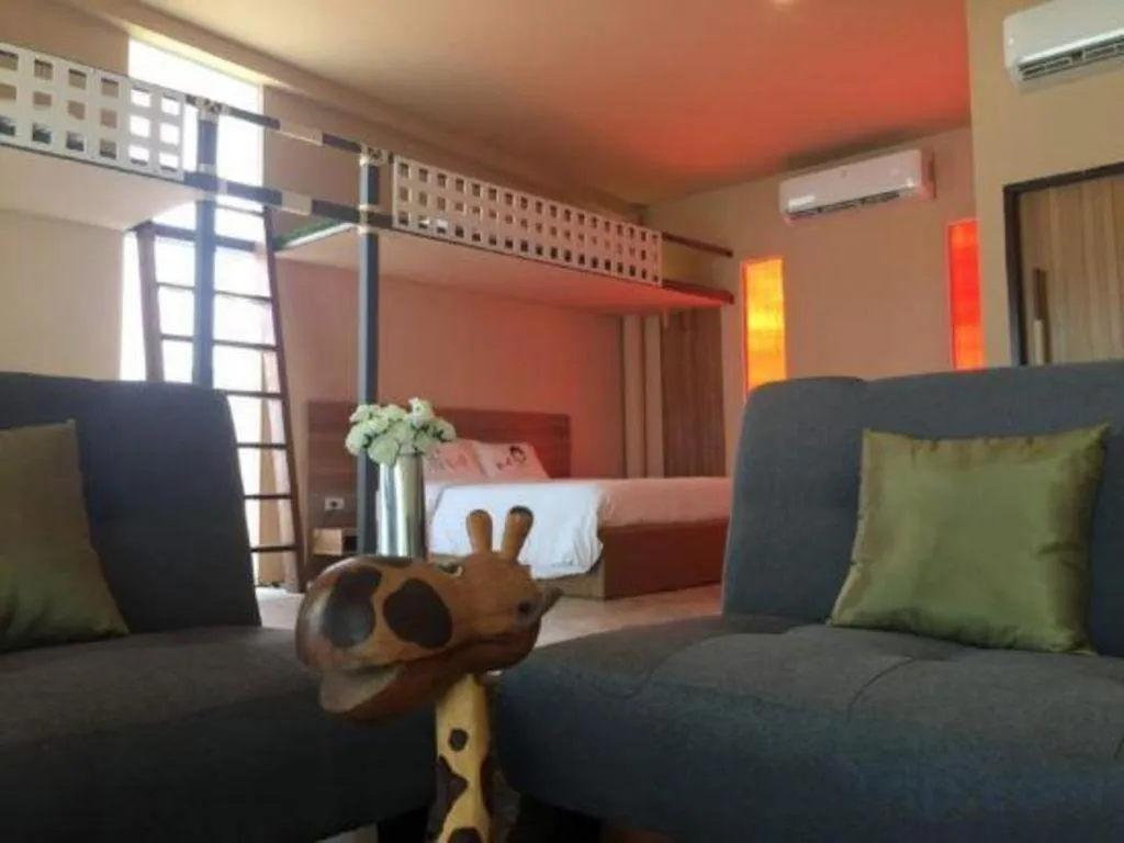 Bed in Red Z The Ocean