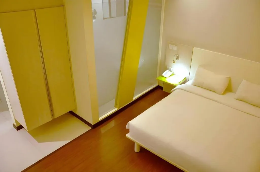 Bed in Everbright Ambon Hotel