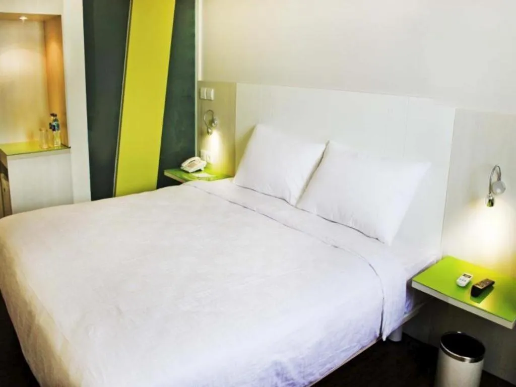 Bed in Everbright Ambon Hotel