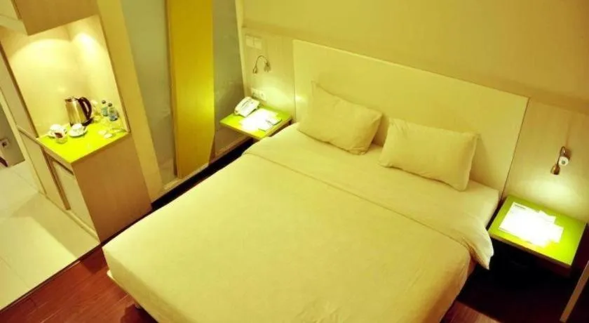 Bed in Everbright Ambon Hotel